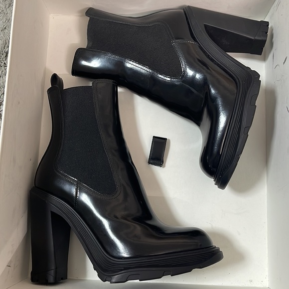 Gently worn Alexander McQueen 678530WHZ84 Woman’s boot Black 38C - Picture 3 of 12